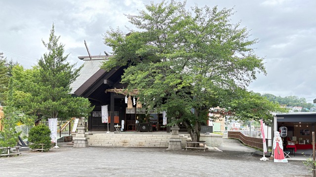 龍宮神社 右端の等身大ポップは小春六花
