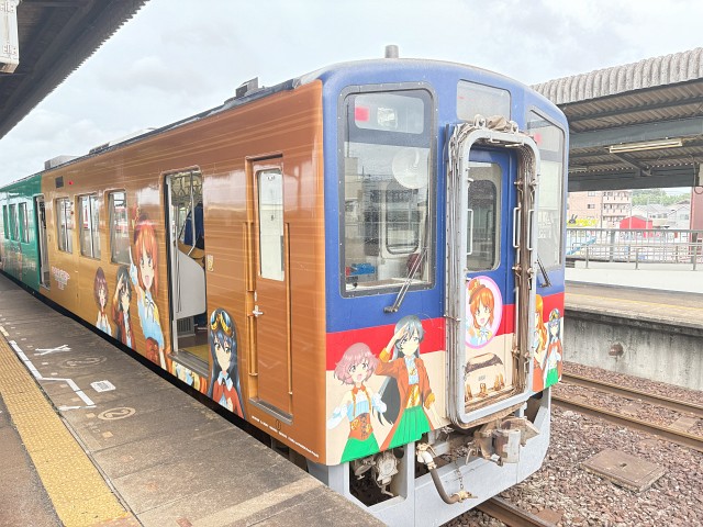 ガールズ&パンツァーのハーフラッピング車両