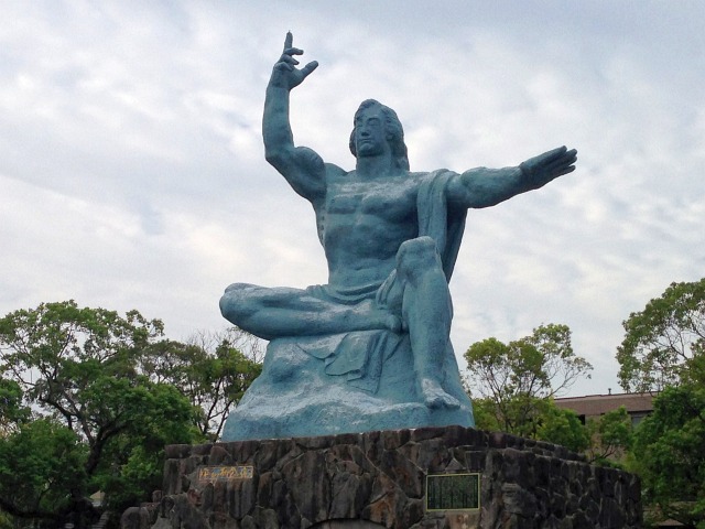 長崎の平和公園にある平和祈念像(2013年8月撮影)