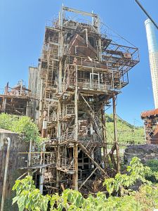 崩壊しつつある発電造水施設