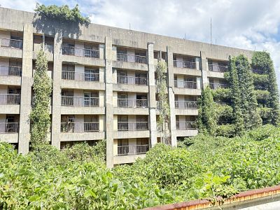 8階建てアパートのベランダ側